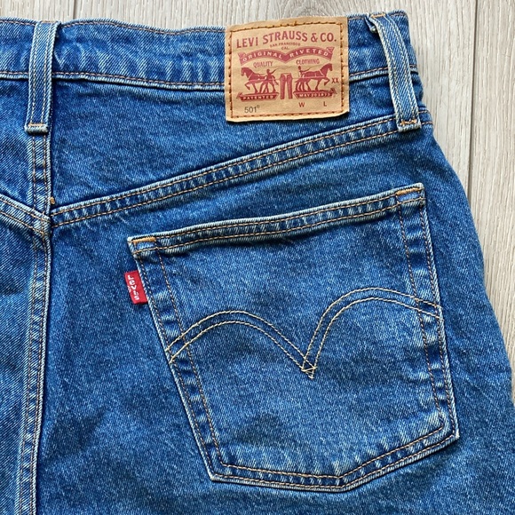 LEVI’S Denim Shorts Women Cut-Off 501 Medium Denim US 30 Red Tab - Picture 3 of 9